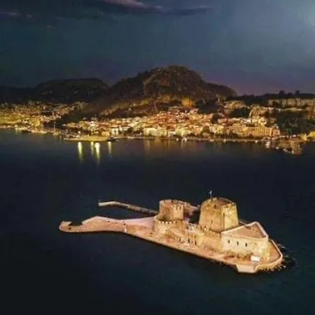 아파트 Vacation Home, Two Levels Of Comfort With Beautiful Large Private Terrace And Breathtaking Views Of The Palamidi Castle Fortress *