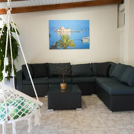 公寓 Vacation Home, Two Levels Of Comfort With Beautiful Large Private Terrace And Breathtaking Views Of The Palamidi Castle Fortress 纳夫普利翁