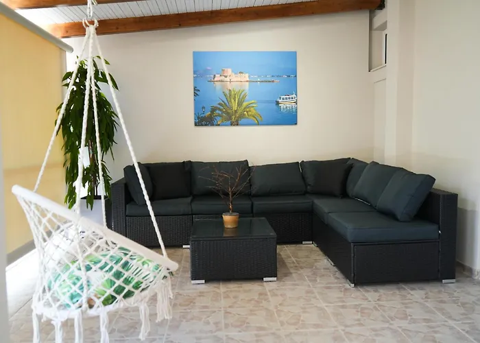 アパート Vacation Home, Two Levels Of Comfort With Beautiful Large Private Terrace And Breathtaking Views Of The Palamidi Castle Fortress ナフプリオ