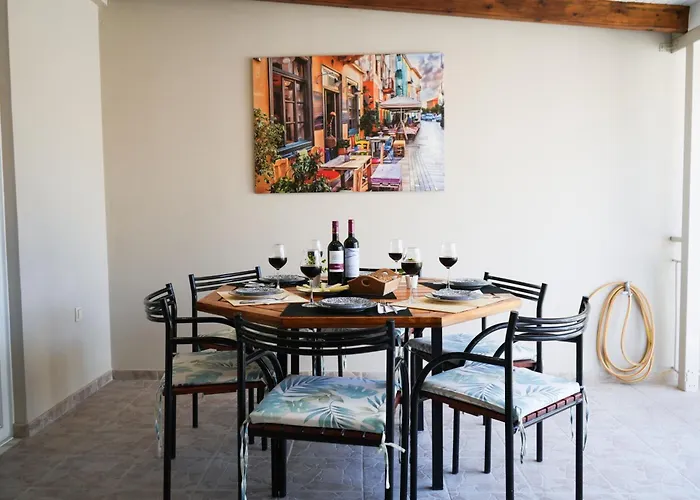 アパート Vacation Home, Two Levels Of Comfort With Beautiful Large Private Terrace And Breathtaking Views Of The Palamidi Castle Fortress ナフプリオ